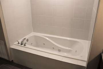 Deep soaking bathtub