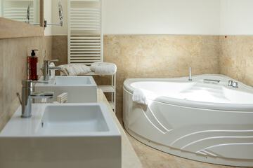 Private spa tub
