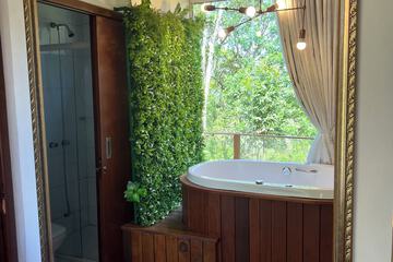 Private spa tub