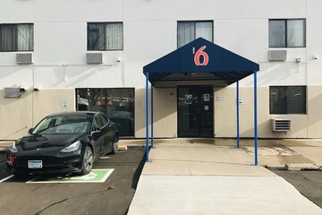 Electric vehicle charging station