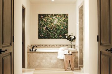 Deep soaking bathtub