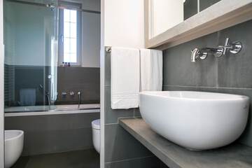 Deep soaking bathtub