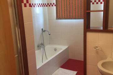 Deep soaking bathtub