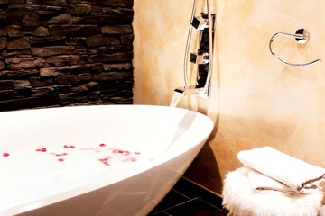 Deep soaking bathtub