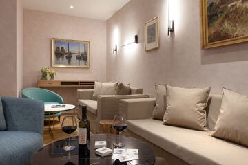 Lobby lounge