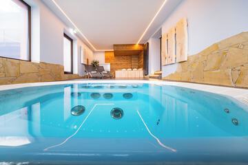 Indoor spa tub