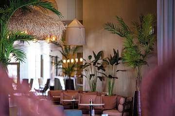 Lobby lounge