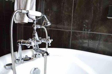 Deep soaking bathtub