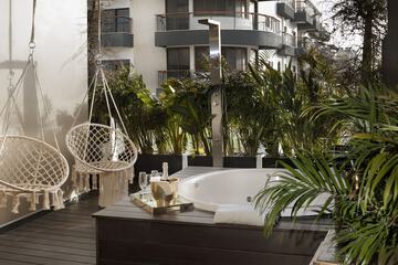 Outdoor spa tub