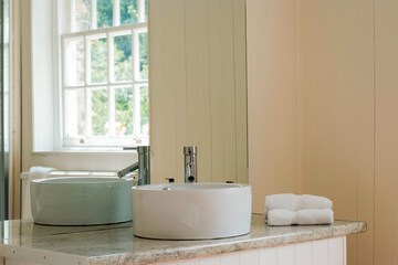 Bathroom sink