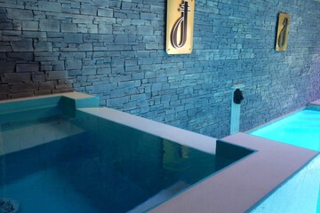 Indoor spa tub
