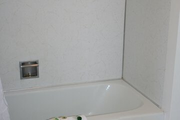 Deep soaking bathtub