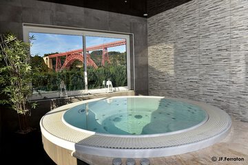 Indoor spa tub