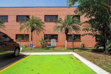 Electric vehicle charging station