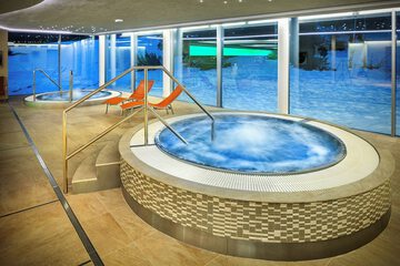 Indoor spa tub