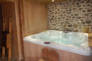 Indoor spa tub