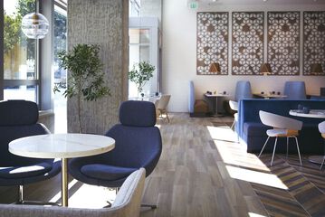 Lobby lounge