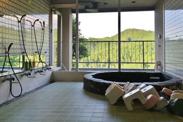 Indoor spa tub