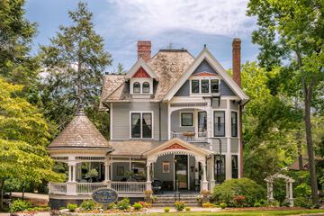 1899 Wright Inn & Carriage House