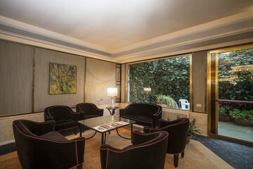 Lobby lounge