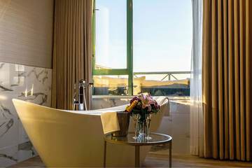 Deep soaking bathtub