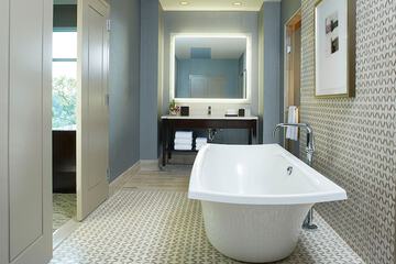 Deep soaking bathtub