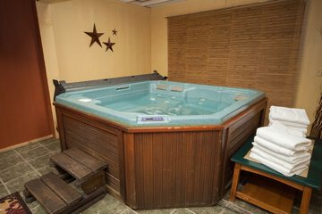 Indoor spa tub