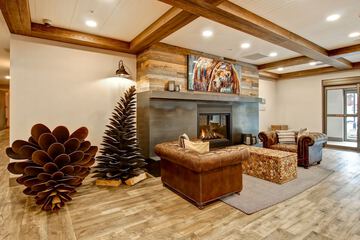 Lobby lounge