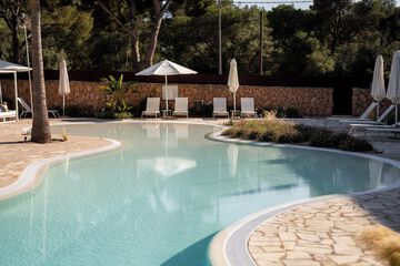 Indoor/outdoor pool