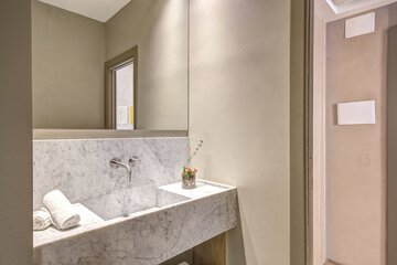 Bathroom sink