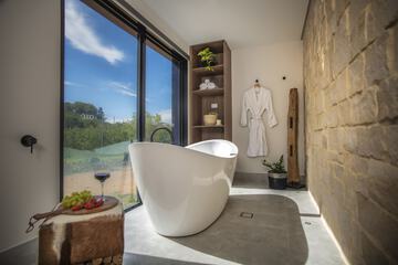 Deep soaking bathtub