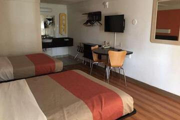 Travelodge by Wyndham Benton Harbor MI