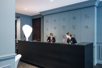 Lobby lounge