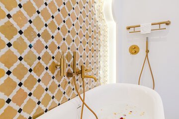 Deep soaking bathtub