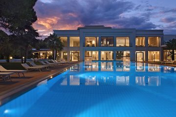 Indoor/outdoor pool