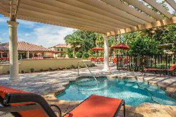 Swimming pool [outdoor]