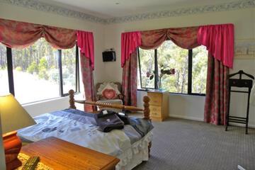 Queen Room with Shared Bathroom and Garden View