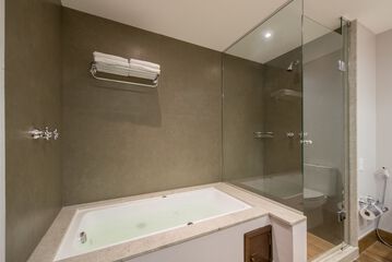 Deep soaking bathtub