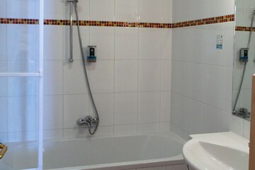 Deep soaking bathtub