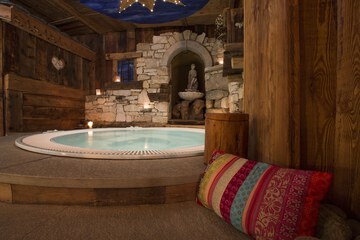 Indoor spa tub