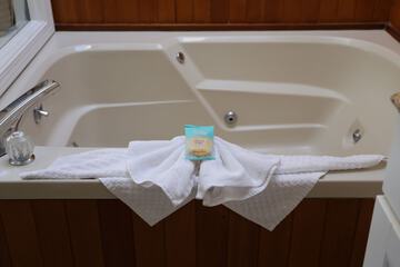 Jetted tub