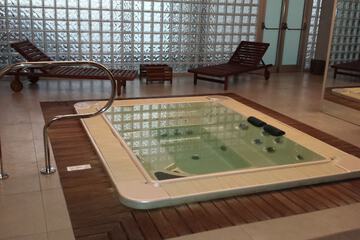 Indoor spa tub