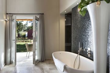 Deep soaking bathtub