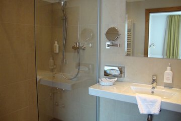 Deep soaking bathtub