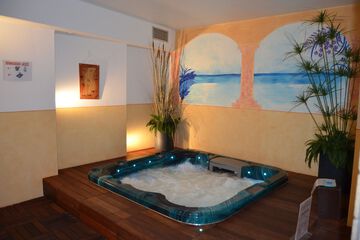 Indoor spa tub