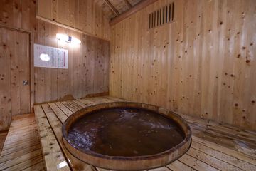 Indoor spa tub