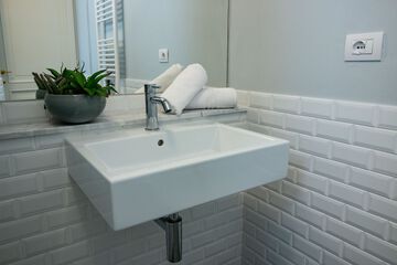 Bathroom sink