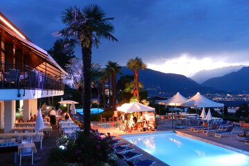 Poolside bar