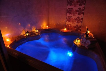 Indoor spa tub