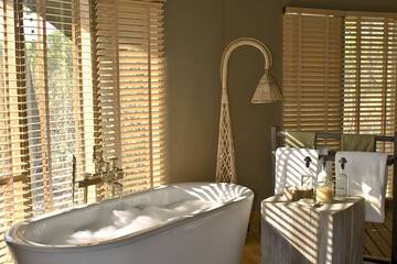 Deep soaking bathtub